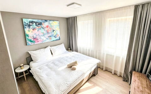 Bukanda: Interior Design, Bett, Flooring, Fussboden, Schlafzimmer, Holz, Bettdecke, Dekokissen, Bedding, Wohnung