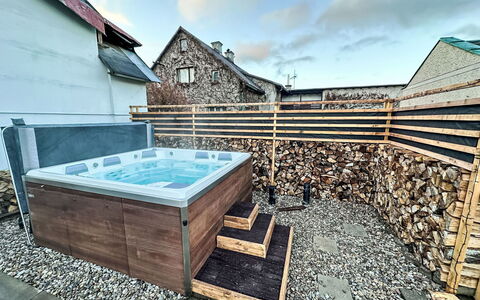 Bukanda: Verbundwerkstoff, Schwimmbad, Winter, Jacuzzi, Badewanne, Schnee, Einfrieren