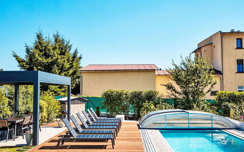 Bukanda: Schwimmbad, Gartenmöbel, Resort, Sonnenliege, Verbundwerkstoff, Regenschirm, Eco Hotel, Freizeit, Schatten, Stuhl