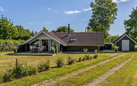 Anneke - 500M from the Sea: Möbel, Holz, Interior Design, Flooring, Fussboden, Stuhl, Zimmer, Decke, Wohnzimmer, Wohnung