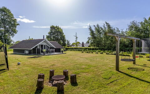 Anneke - 500M from the Sea: Möbel, Holz, Interior Design, Flooring, Fussboden, Stuhl, Zimmer, Decke, Wohnzimmer, Wohnung