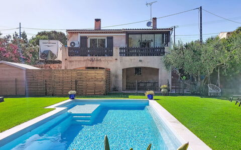 Villa Dolce Vita: Schwimmbad, Blau, Wohngebiet, Haus, Resort, Zuhause, Verbundwerkstoff, Estate, Water Feature, Garten