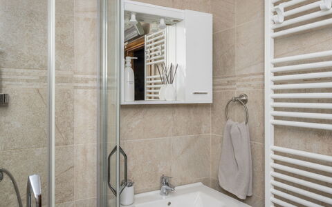 Cozy Bear Cabin: Wand, Interior Design, Flooring, Armatur, Badezimmer, Fussboden, Sinken, Zimmer, Bad Sink, Spiegel