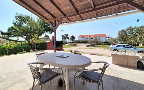 Sanja: Holz, Haus, Hütte, Zuhause, Schwimmbad, Veranda, Tür, Resort, Schatten, Estate
