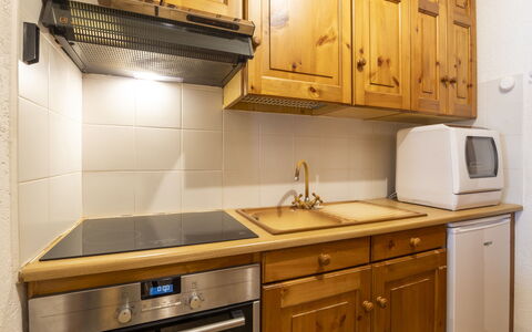 Cardinello Rosa: Küche, Küchengerät, Cabinetry, Countertop, Major Appliance, Holz, Flooring, Interior Design, Sinken, Möbel