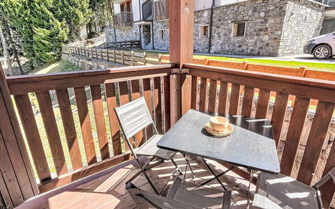 Cardinello Rosa: Holz, Haus, Hütte, Zuhause, Schwimmbad, Veranda, Tür, Resort, Schatten, Estate