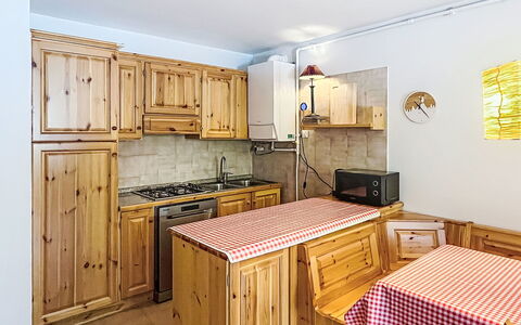 Lo Chalet del Bepy: Holz, Haus, Hütte, Zuhause, Schwimmbad, Veranda, Tür, Resort, Schatten, Estate