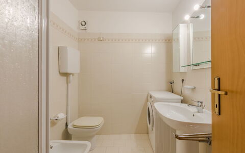 Lo Chalet del Bepy: Badezimmer, Bad Sink, Armatur, Flooring, Interior Design, Fussboden, Sinken, Toilette, Zapfhahn, Toilleten Sitz