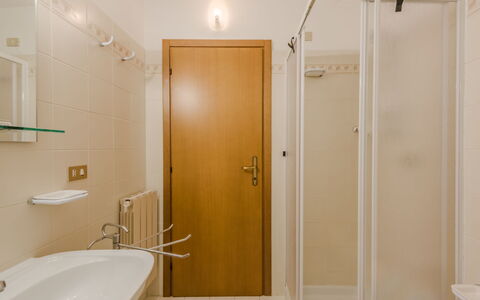 Lo Chalet del Bepy: Badezimmer, Armatur, Flooring, Wand, Fussboden, Holz, Interior Design, Bad Sink, Decke, Zapfhahn
