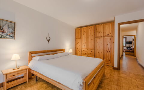 Lo Chalet del Bepy: Bett, Möbel, Interior Design, Schlafzimmer, Holz, Bettdecke, Flooring, Decke, Zimmer, Fussboden