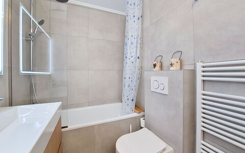 Balcon des Alpes 24: Badezimmer, Flooring, Armatur, Fussboden, Interior Design, Badewanne, Zapfhahn, Toilette, Installation, Sinken