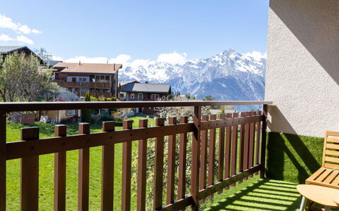 Balcon des Alpes 24: Gebirge, Senke, Balkon, Alpen, Grat, Zaun, Holzbeize, Eco Hotel, Veranda, Gartenmöbel