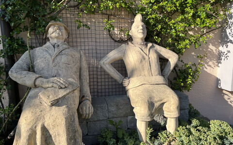 Bodman-Ludwigshafen 100: Skulptur, Tempel, Statue, Strauch, Rasen-Verzierung, Denkmal, Monument, Garten, Carving