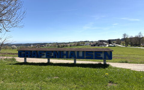 Alpenblick: Strauch, Wohngebiet, Haus, Zuhause, Garten, Ground, Hütte, Gehölz, Landscaping, Estate