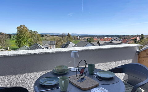 Alpenblick: Strauch, Wohngebiet, Haus, Zuhause, Garten, Ground, Hütte, Gehölz, Landscaping, Estate