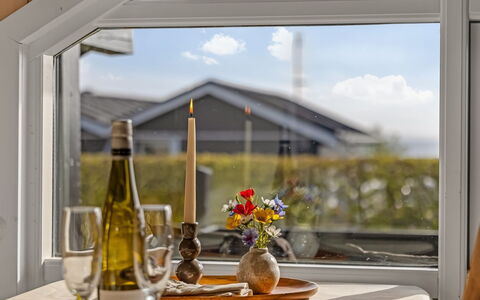 Uuno - 200M from the Sea: Möbel, Gartenmöbel, Geschirr, Tabelle, Drinkware, Stuhl, Tisch Im Freien, Essen, Flasche
