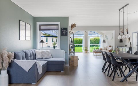 Aina - 20Km from the Sea: Möbel, Interior Design, Flooring, Couch, Fussboden, Holz, Decke, Wohnzimmer, Zuhause, Zimmer
