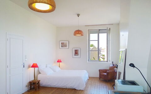 D-Day Plage Gold Beach: Möbel, Interior Design, Wand, Flooring, Schlafzimmer, Bett, Fussboden, Holz, Decke, Zimmer