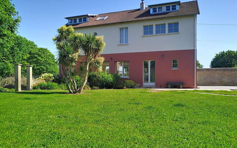 D-Day Plage Gold Beach: Himmel, Gras, Gebäude, Fenster, Haus, Wohngebiet, Zuhause, Strauch, Dach