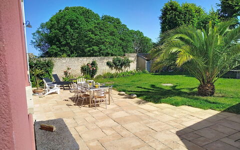 D-Day Plage Gold Beach: Strauch, Garten, Möbel, Flagstone, Blumentopf, Gartenmöbel, Stuhl, Schatten, Hinterhof, Landscaping