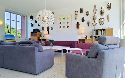 D-Day Plage Gold Beach: Möbel, Interior Design, Couch, Flooring, Wand, Fussboden, Wohnzimmer, Decke, Zimmer, Tabelle