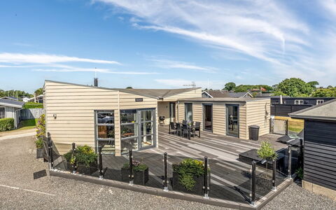 Vaska - 75M from the Sea: Dach, Zuhause, Schatten, Design, Abstellgleis, Deck, Hof