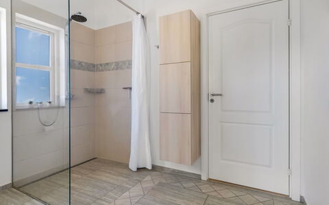 Vaska - 75M from the Sea: Flooring, Fussboden, Holz, Interior Design, Tür, Armatur, Badezimmer, Fliese, Holzboden, Verbundwerkstoff