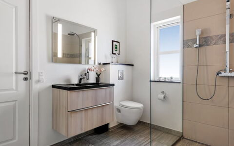 Vaska - 75M from the Sea: Interior Design, Armatur, Flooring, Badezimmer, Fussboden, Sinken, Badezimmerschrank, Zapfhahn, Toilette, Bad Sink