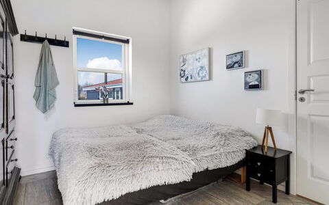 Vaska - 75M from the Sea: Schlafzimmer, Bett, Holz, Bettdecke, Fussboden, Bedding, Interior Design, Flooring, Decke, Möbel
