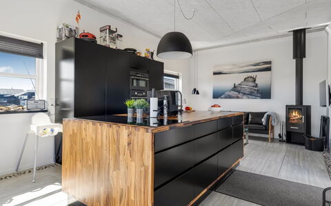 Vaska - 75M from the Sea: Möbel, Flooring, Küche, Holz, Countertop, Küchengerät, Interior Design, Cabinetry, Holzboden, Haushaltsgerät