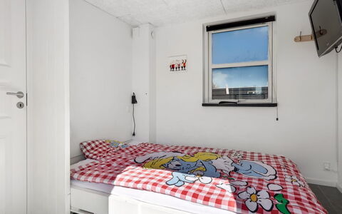 Vaska - 75M from the Sea: Wand, Schlafzimmer, Bett, Interior Design, Bettdecke, Fussboden, Möbel, Bedding, Flooring, Decke