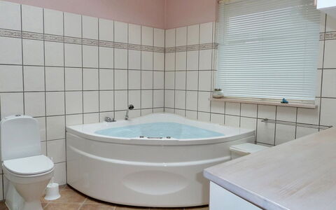 Amina - 500M from the Sea: Badezimmer, Badewanne, Armatur, Flooring, Interior Design, Fussboden, Zapfhahn, Installation, Sinken, Fliese