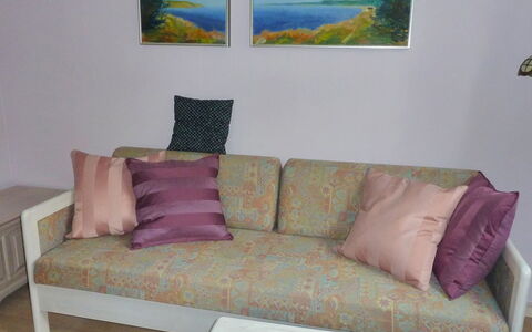 Amina - 500M from the Sea: Möbel, Interior Design, Couch, Kissen, Flooring, Textil, Fussboden, Dekokissen, Braun, Wohnzimmer