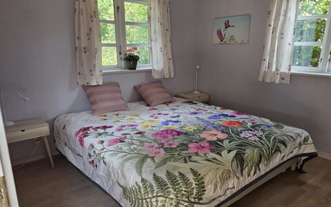 Amina - 500M from the Sea: Möbel, Bett, Schlafzimmer, Bettdecke, Linens, Textil, Bedding, Interior Design, Bettrahmen, Fussboden