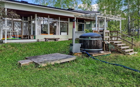 Nuorronranta: Grundstueck, Garten, Schatten, Hinterhof, Veranda, Rasen, Garten, Outdoor Struktur, Landscaping, Gartenbauten