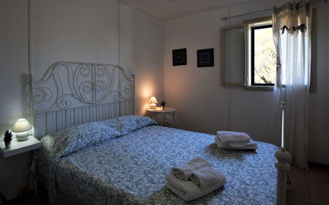 Villa Andrea: Bett, Schlafzimmer, Bedding, Bettdecke, Möbel, Linens, Bettrahmen, Fussboden, Interior Design, Zimmer