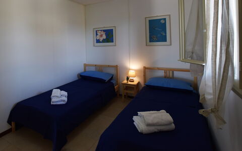 Villa Andrea: Möbel, Holz, Fussboden, Flooring, Interior Design, Schlafzimmer, Bett, Zimmer, Bettrahmen, Bettdecke