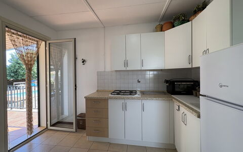 Villa Andrea: Holz, Flooring, Küche, Fussboden, Countertop, Interior Design, Major Appliance, Möbel, Küchengerät, Cabinetry