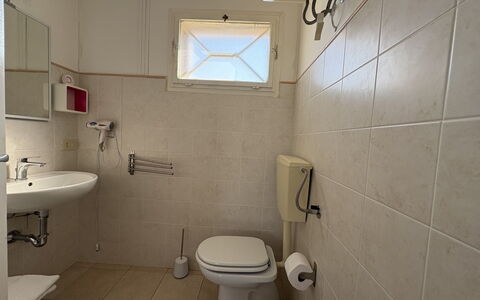 Villa Andrea: Toilleten Sitz, Armatur, Badezimmer, Toilette, Flooring, Sinken, Fussboden, Bad Sink, Interior Design, Installation