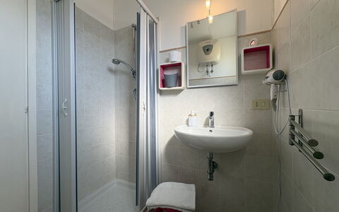 Villa Andrea: Interior Design, Fussboden, Zimmer, Flooring, Armatur, Sinken, Installation, Zapfhahn, Decke, Bad Sink