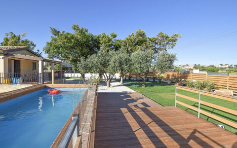 Villa Andrea: Schwimmbad, Verbundwerkstoff, Schatten, Resort, Eco Hotel, Deck, Holzbeize, Design, Hartholz, Landscaping