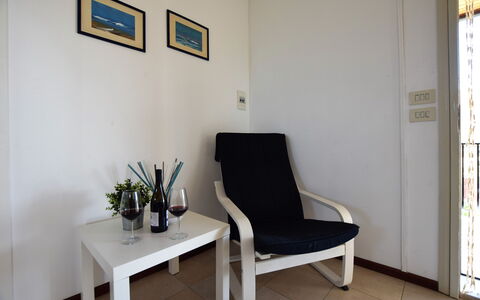 Villa Andrea: Möbel, Flooring, Fussboden, Interior Design, Stuhl, Zimmer, Wohnzimmer, Bilderrahmen, Komfort, Kaffetisch