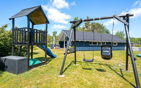 Roope - 800M from the Sea: Spielmittel, Spielplatz Rutsche, Öffentlicher Raum, Schatten, Garten, Spielplatz, Rasen, Garten, Rutsche, Hinterhof