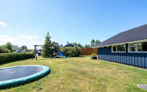 Roope - 800M from the Sea: Blau, Grundstueck, Rasen, Schatten, Hütte, Estate, Garten, Landscaping, Garten, Hinterhof