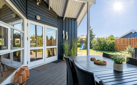 Roope - 800M from the Sea: Holz, Die Architektur, Zuhause, Veranda, Tür, Schatten, Deck, Hartholz, Abstellgleis, Estate