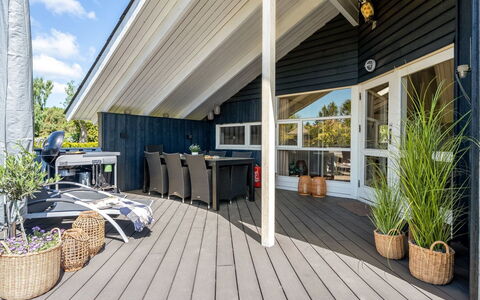 Roope - 800M from the Sea: Holz, Holzboden, Veranda, Zuhause, Deck, Hartholz, Flooring, Planke, Dach, Tür