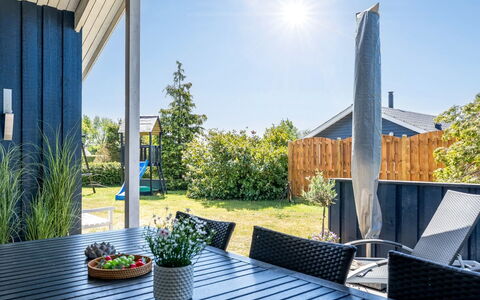 Roope - 800M from the Sea: Blau, Grundstueck, Zuhause, Schatten, Garten, Landscaping, Garten, Rasen, Veranda, Eco Hotel