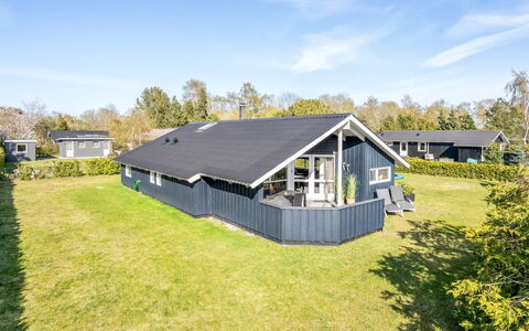 Roope - 1.3Km from the Sea: Flooring, Wand, Fussboden, Interior Design, Holz, Decke, Holzboden, Beleuchtung, Möbel, Laminatboden