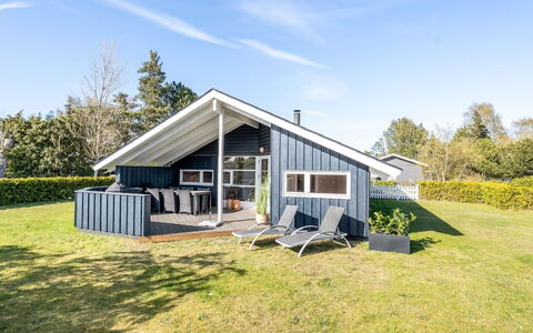 Roope - 1.3Km from the Sea: Flooring, Wand, Fussboden, Interior Design, Holz, Decke, Holzboden, Beleuchtung, Möbel, Laminatboden