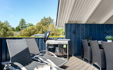 Roope - 1.3Km from the Sea: Flooring, Wand, Fussboden, Interior Design, Holz, Decke, Holzboden, Beleuchtung, Möbel, Laminatboden
